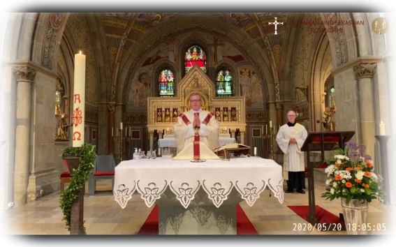 Pastor Holtmann bei der Begrüßung