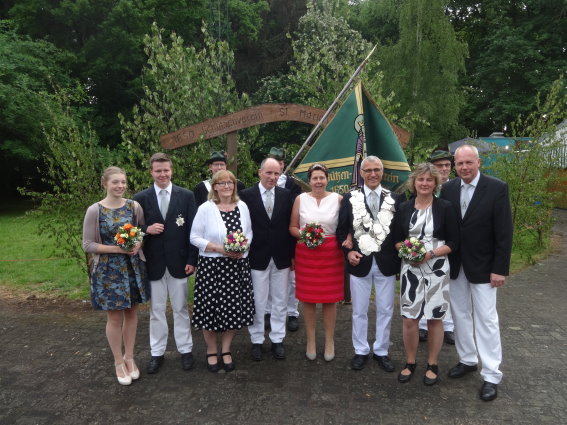 Thron 2018 v.l.: Bierkönigin Sara Knipper, Bierkönig Leo Thomes, Ehrendame Agnes Leuermann