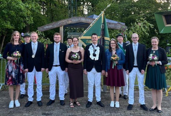 v.l.: Ehrendame Karina Schönnebeck, Ehrenherr Lukas Schönnebeck,