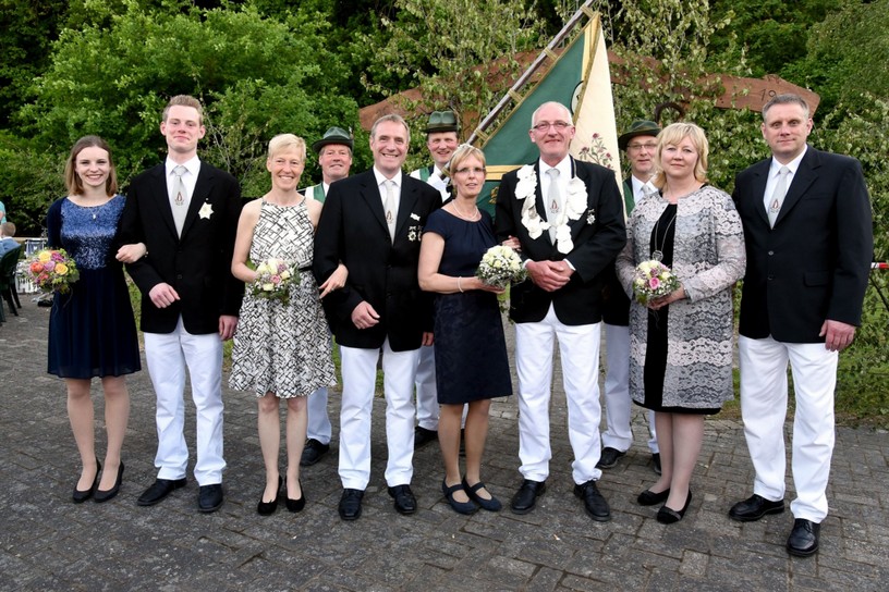v.l.: Bierkönigin Sophie Knipper, Bierkönig Daniel Feldkamp, Ehrendame Gerburg Paschert, Ehrenherr Ludger Paschert, Königin Karin Völker, König Gilbert Völker, Ehrendame Elke Deitmer, Ehrenherr Bernhard Deitmer (Foto: Frank Wittenberg)