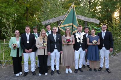 Thron 2024 v.l.: Bierkönigin Charlotte Rödiger, Bierkönig Alex Pasker, Ehrendame Elisa Wessendorf Ehrenherr Jens Meickmann, Königin Julia Meickmann, König Dennis Vörding, Ehrendame Marie Brömmel, Ehrenherr Stefan Boruch,