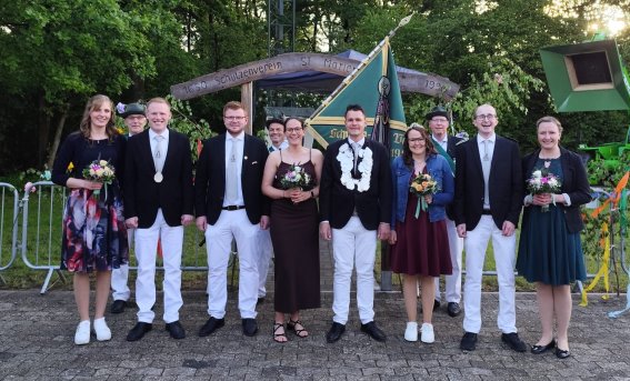 v.l.: Ehrendame Karina Schönnebeck, Ehrenherr Lukas Schönnebeck,