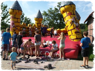 Hüpfburg sorgt für großen Spaß